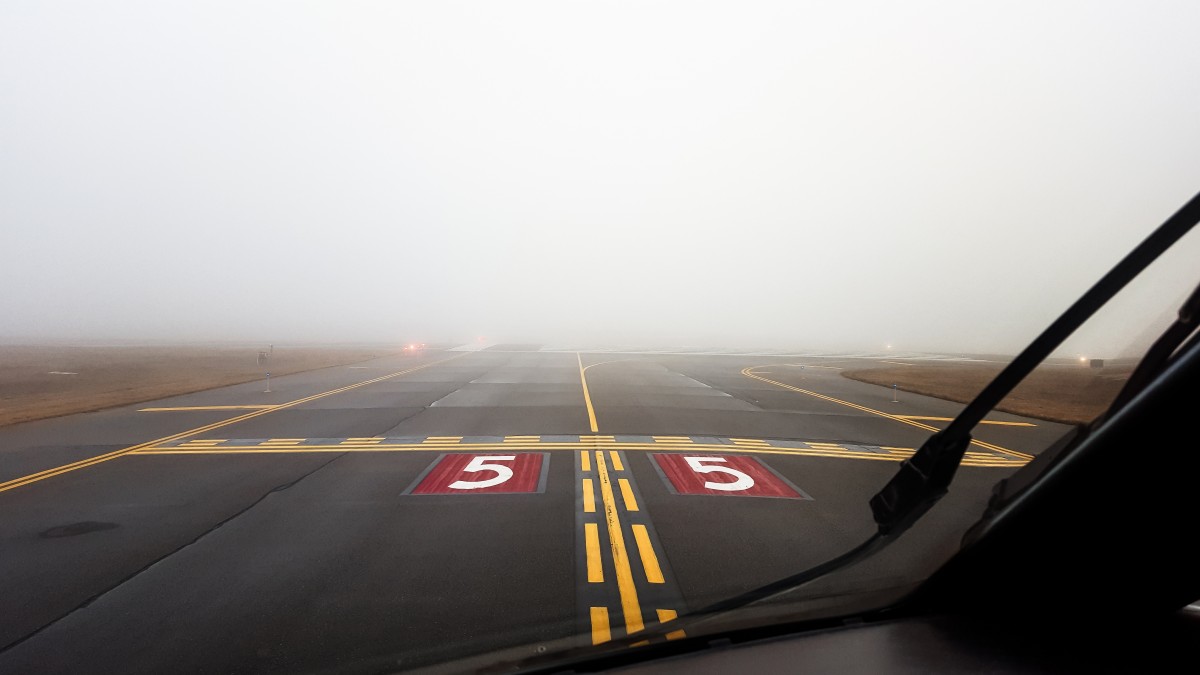 airport-runway-fog-airplane-aircraft-transportation-plane-aviation-1275017.jpg