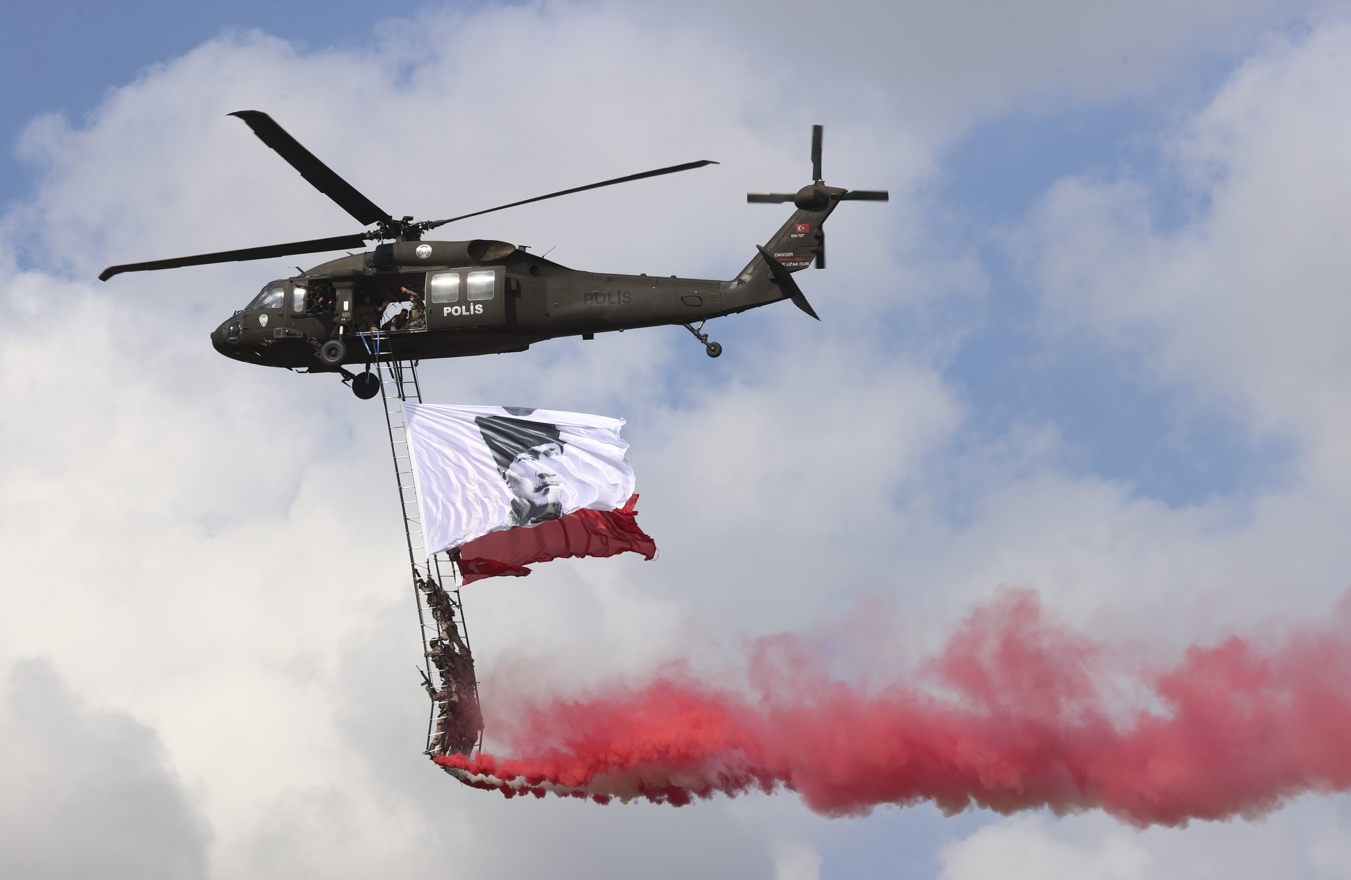 aa-20220830-28768084-28768056-teknofest-gosteri-ucuslari-ilgiyle-izlendi.jpg