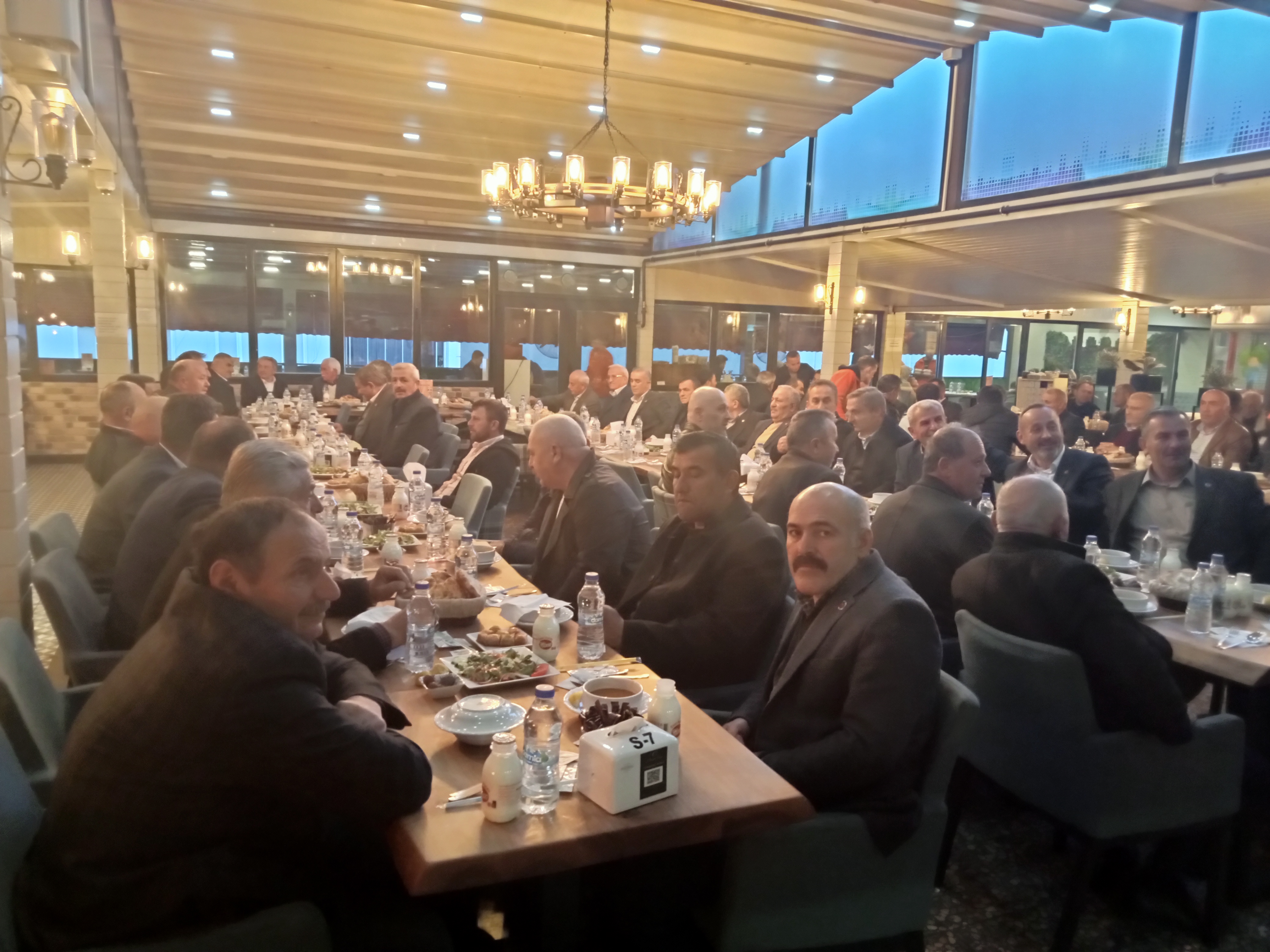 aa-20230405-30767789-30767787-terme-belediye-baskani-kilic-muhtarlarla-iftarda-bulustu.jpg