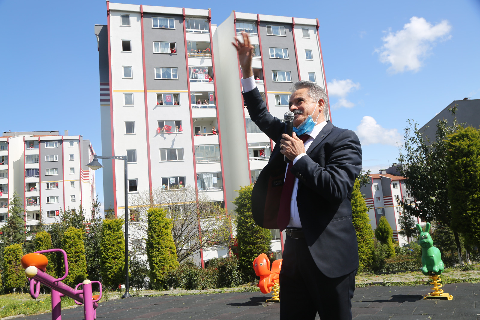 atakum-balkonlarinda-23-nisan-coskusu-07.jpeg