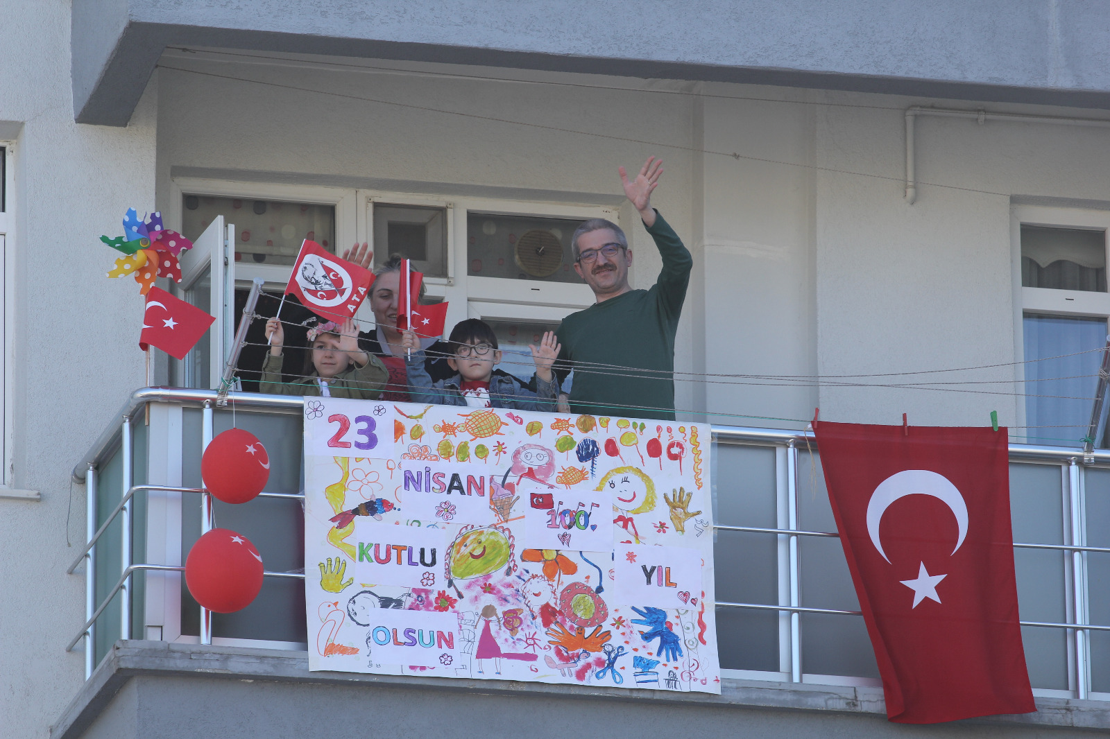 atakum-balkonlarinda-23-nisan-coskusu-24.jpeg