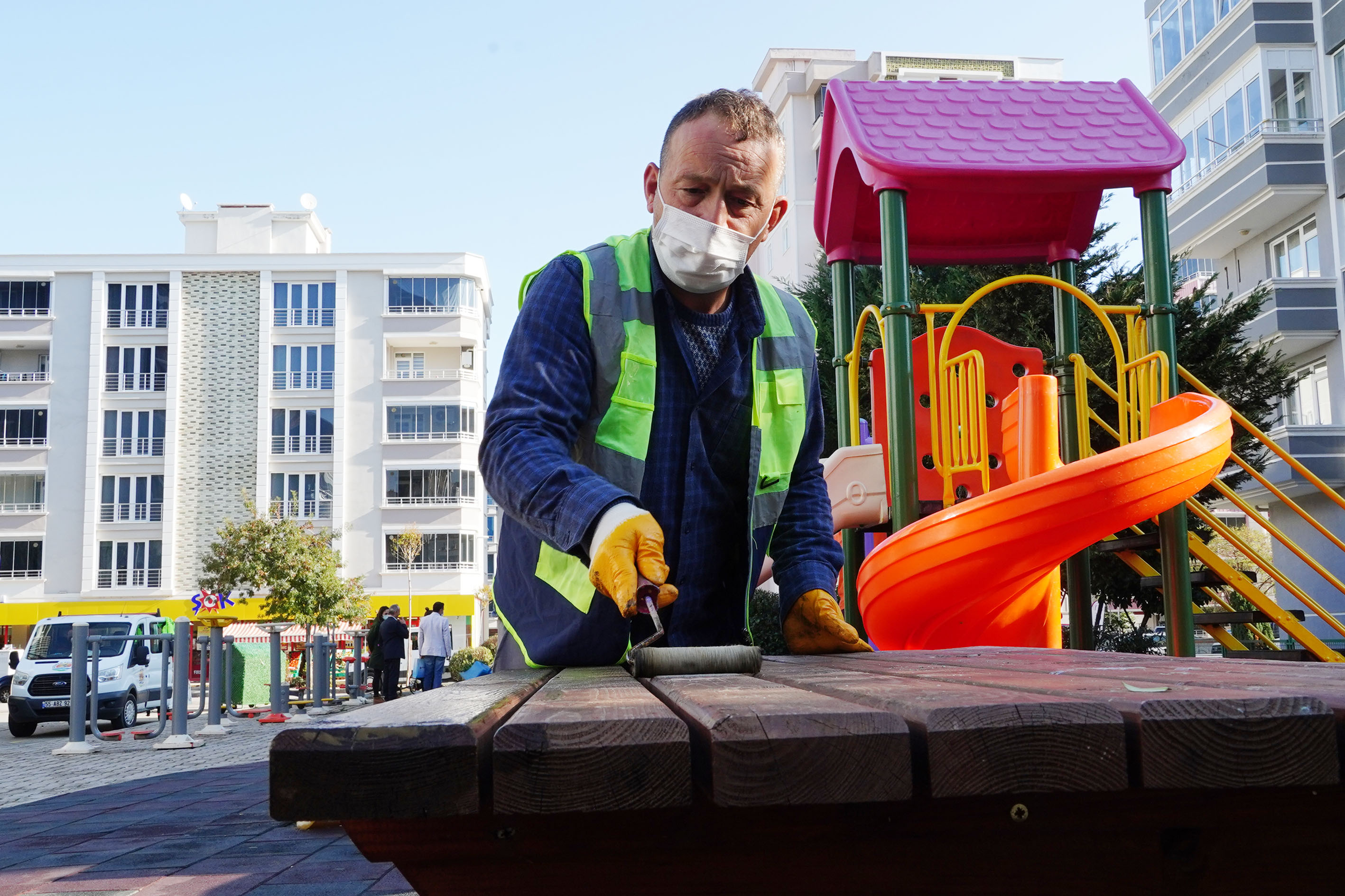 atakum-belediyesi-parklara-kis-bakimi-yapti-rengarenk-bitkiler-dikti-03.JPG