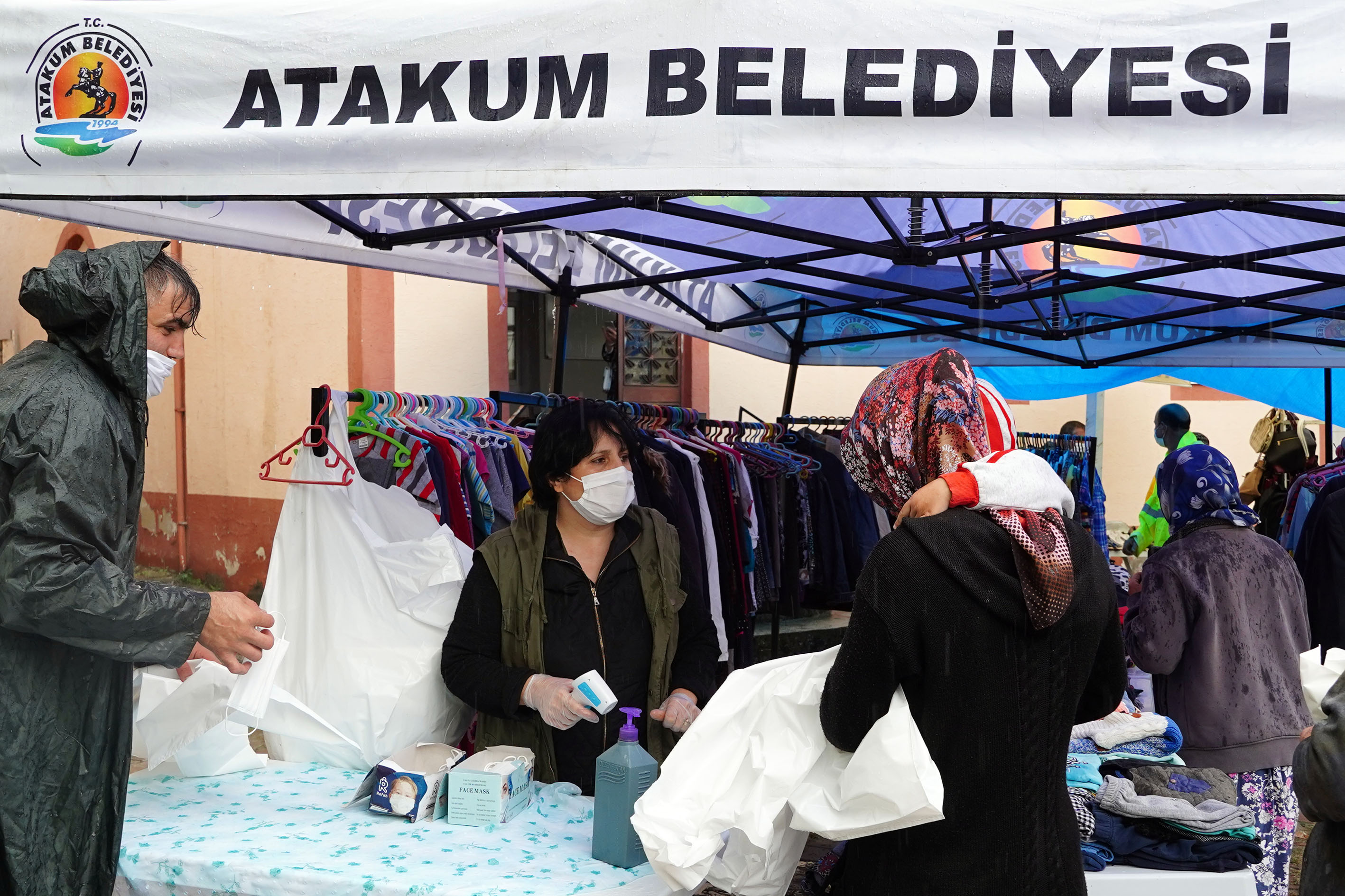 atakum-belediyesi-paylasim-merkezi-yardimseverler-ile-ihtiyac-sahiplerini-bulusturuyor-04.JPG