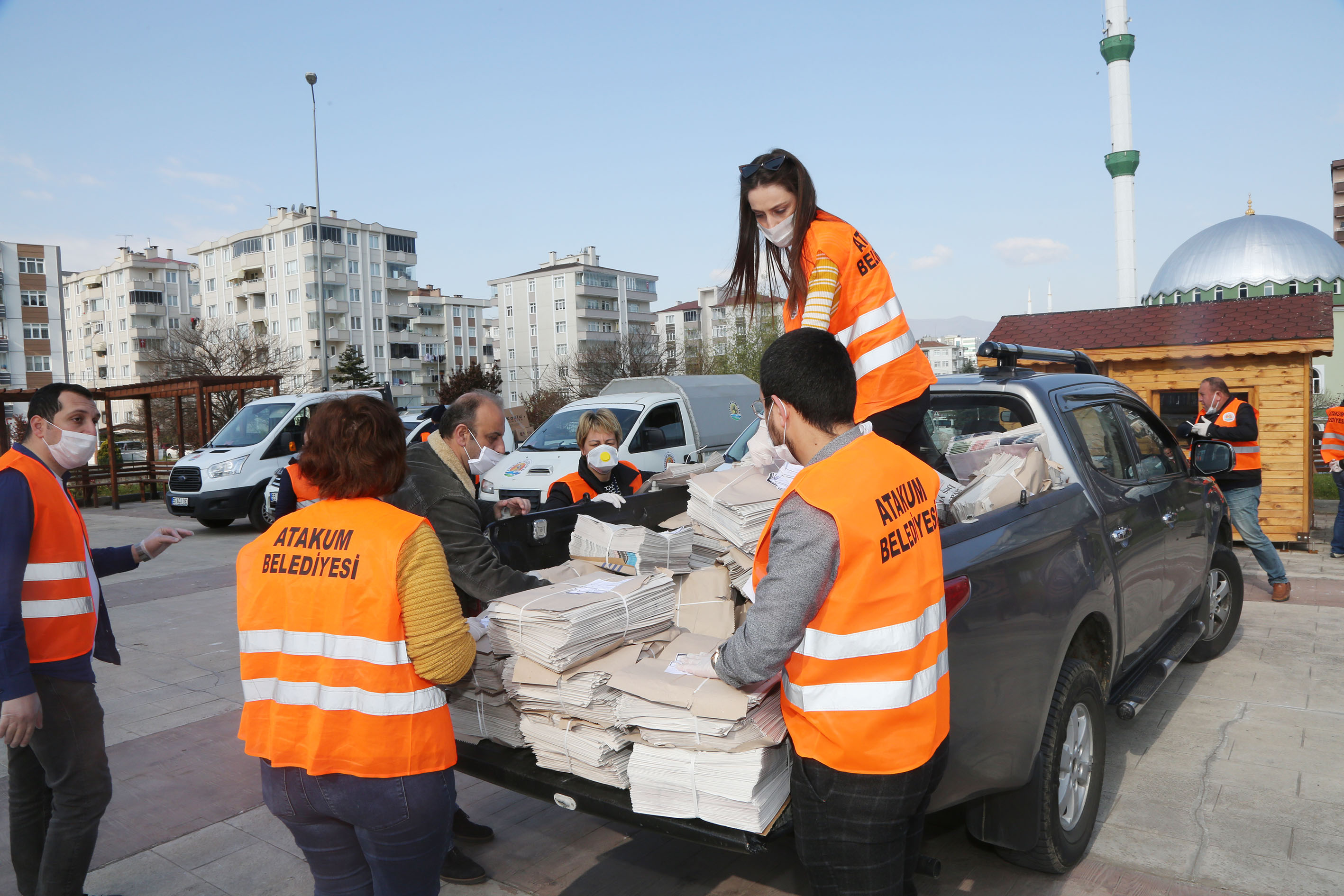 atakum-belediyesi-ucretsiz-ekmek-ve-gazete-dagitti-03.JPG