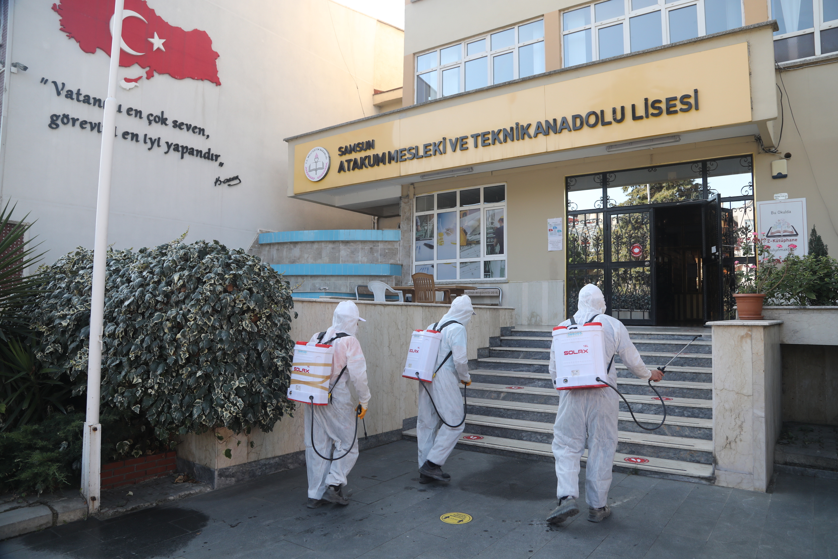 atakum-belediyesinin-hijyen-timlerinden-ogrenciler-icin-lise-dezenfeksiyonu-01.JPG