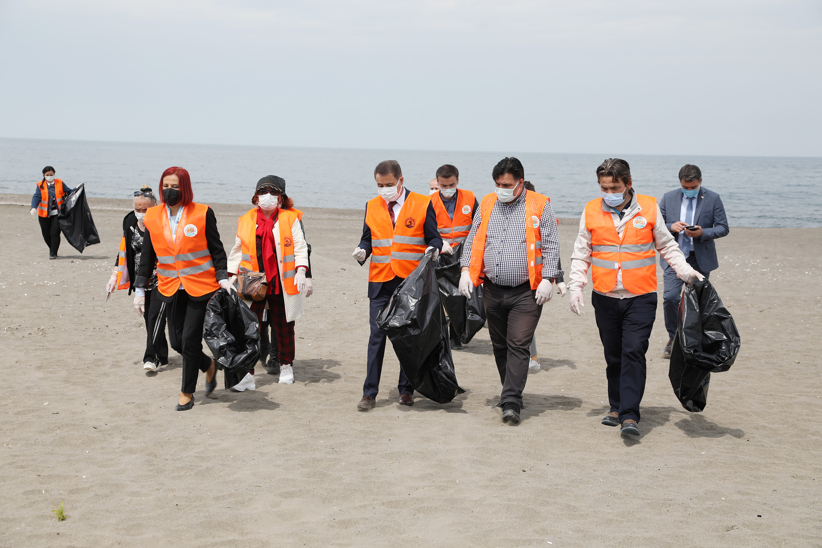 baskan-deveci-ile-gonullulerden-sahil-temizligi-11.JPG