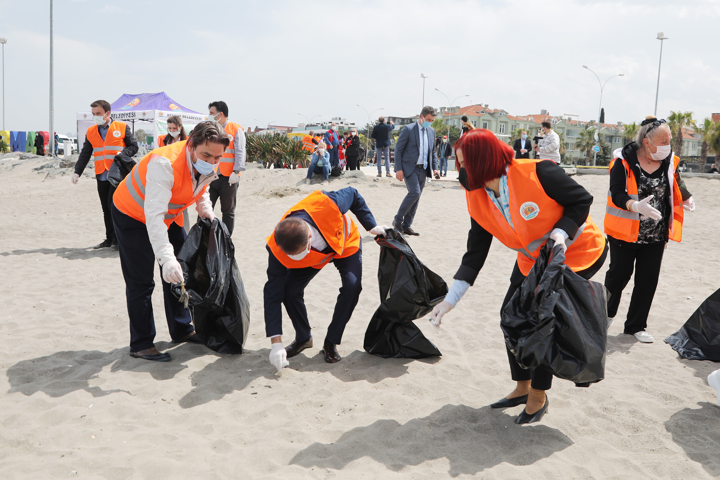 baskan-deveci-ile-gonullulerden-sahil-temizligi-5.JPG