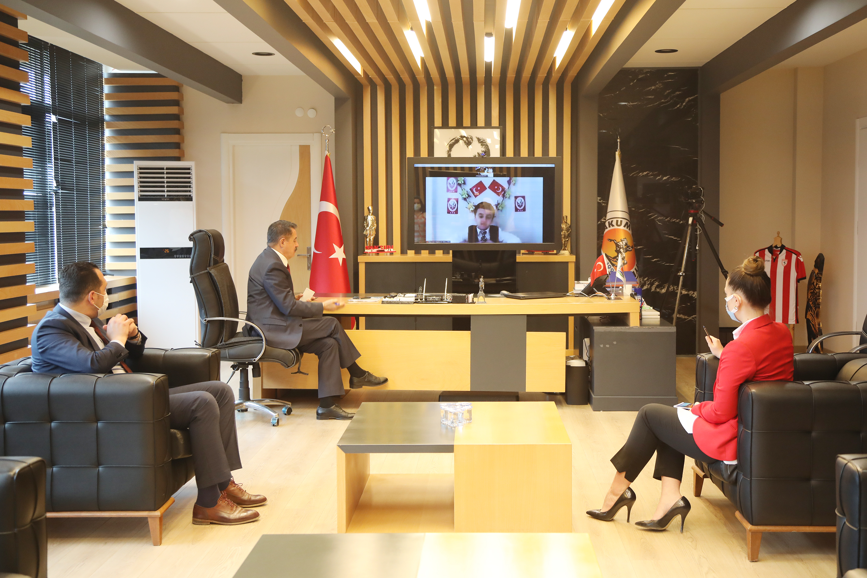 baskan-deveci-makamini-minik-baskan-meshura-telekonferansla-devretti-4.jpg