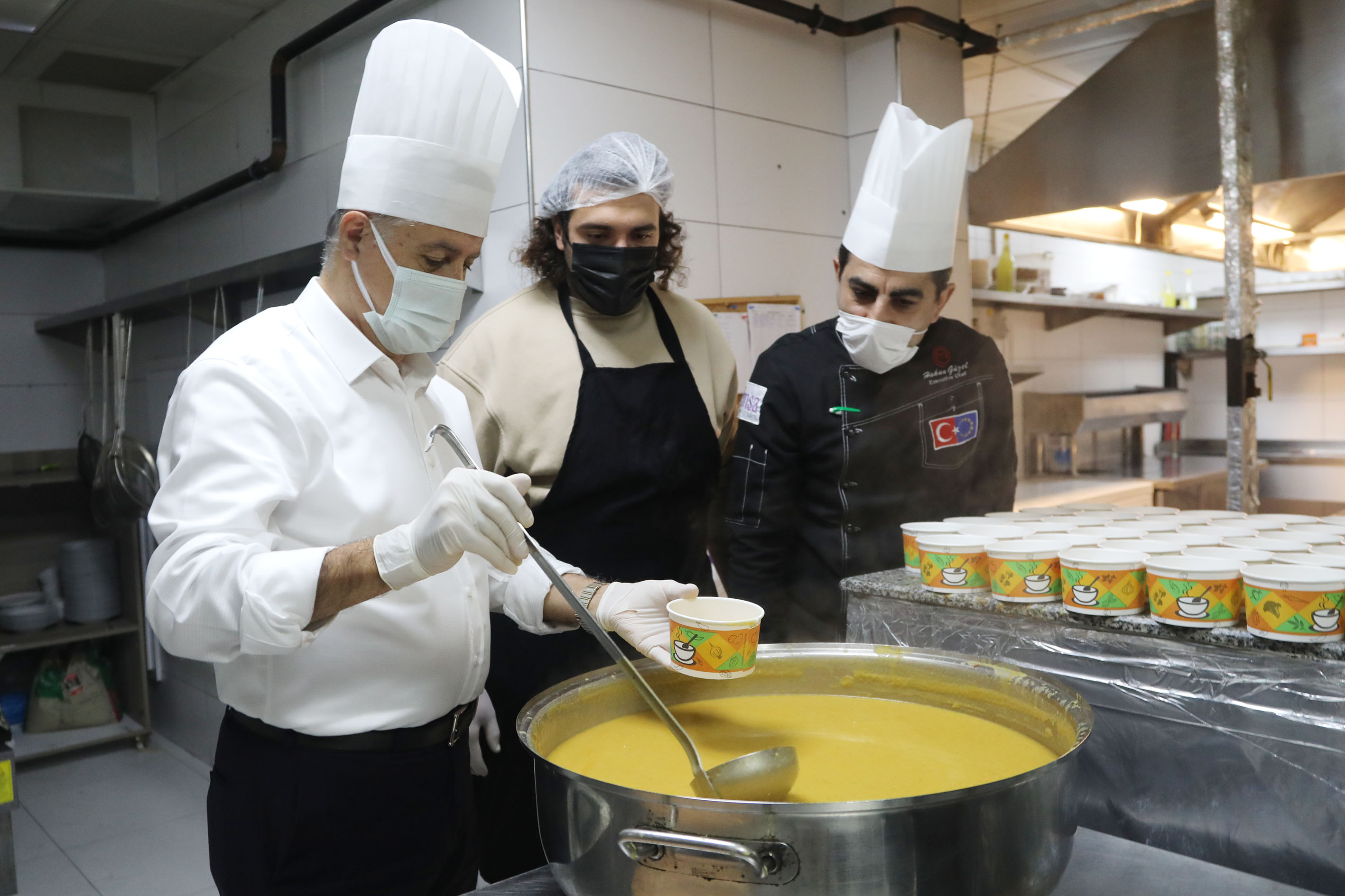 masterchef-barbaros-ve-baskan-cemil-deveci-pandemi-destek-ekibi-ile-birlikte-mutfaga-girdi-05.JPG