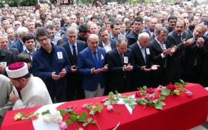 silahli-saldiri-sonucu-oldurulen-doktora-gozyasi-2-_5029_dhaphoto6.jpg silahli-saldiri-sonucu-oldurulen-doktora-gozyasi-2-_5029_dhaphoto6.jpg