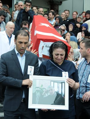 silahli-saldiri-sonucu-oldurulen-doktora-gozyasi-_1900_dhaphoto1.jpg silahli-saldiri-sonucu-oldurulen-doktora-gozyasi-_1900_dhaphoto1.jpg