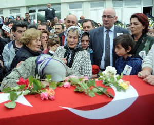 silahli-saldiri-sonucu-oldurulen-doktora-gozyasi-_1900_dhaphoto2.jpg silahli-saldiri-sonucu-oldurulen-doktora-gozyasi-_1900_dhaphoto2.jpg